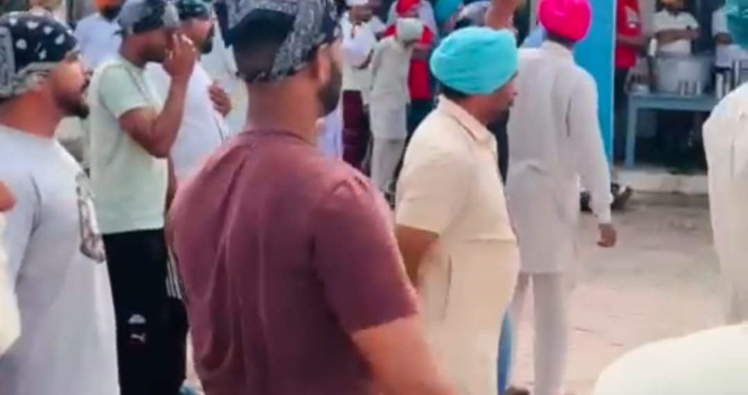 ਹਲਕਾ ਮਹਿਲ ਕਲਾਂ ਦੇ ਪਿੰਡ ਚੂੰਘਾਂ ‘ਚ ਪਿੰਡ ਦੇ ਲੋਕਾਂ ਨੇ ਸੱਤਾਧਾਰੀ ਆਗੂਆਂ ਦਾ ਕੀਤਾ ਵਿਰੋਧ…!