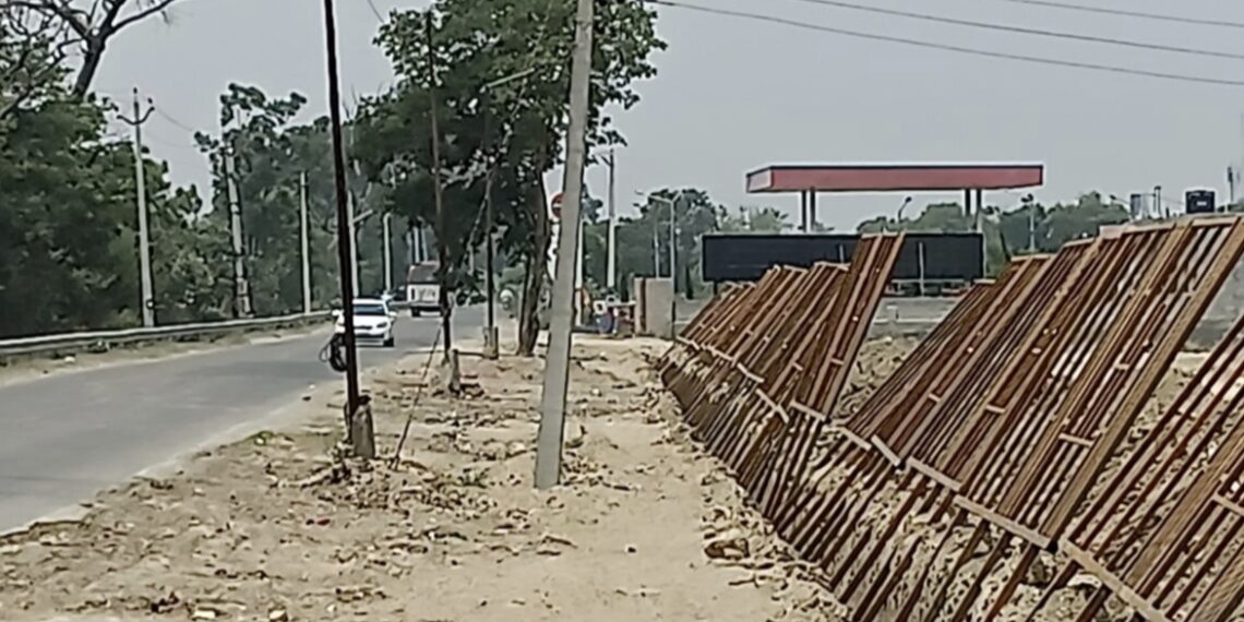 ਬਰਨਾਲਾ ਦੇ ਸੰਘੇੜਾ ਬਾਈਪਾਸ ‘ਤੇ ਵਣ ਵਿਭਾਗ ਦੀ ਜਗ੍ਹਾ ‘ਚੋਂ ਰੁੱਖ ਪੁੱਟ ਕੇ ਭਰਤ ਪਾ ਕੇ ਕੀਤਾ ਕਬਜ਼ਾ, ਸਥਾਨਕ ਅਧਿਕਾਰੀ ਚੁੱਪ