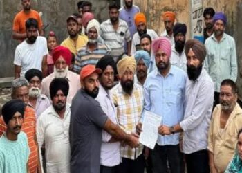 ਇੱਕੋ ਪਿੰਡ ਦੇ ਲਵ ਮੈਰਿਜ ਕਰਵਾਉਣ ਵਾਲੇ ਮੁੰਡੇ ਕੁੜੀ ਨੂੰ ਪੰਚਾਇਤ ਨੇ ਗ੍ਰਾਮ ਸਭਾ ਰਾਹੀਂ ਮਤਾ ਪਾਸ ਕਰਕੇ ਪਿੰਡੋਂ ਕੱਢਿਆ