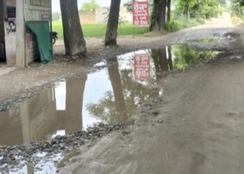 ਜਿਨਾਂ ਸੜਕਾਂ ਤੋਂ ਵਿਧਾਇਕ ਤੇ ਅਫ਼ਸਰ ਰੋਜ਼ ਲੰਘਦੇ ਨੇ ਉੱਥੇ ਵੀ ਡੂੰਘੇ  ਟੋਏ ਨੇ….!