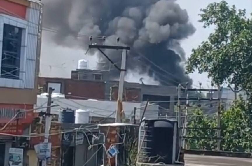 ਬਰਨਾਲਾ ਦੇ ਕਸਬਾ ਹੰਡਿਆਇਆ ਵਿਖੇ ਦੁਕਾਨ ਨੂੰ ਲੱਗੀ ਭਿਆਨਕ ਅੱਗ, ਸਾਰਾ ਸਮਾਨ ਸੜਿਆ