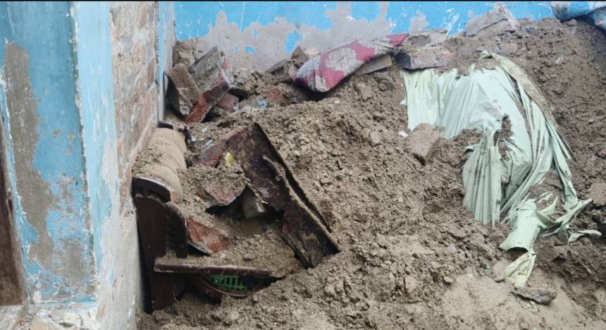 ਬਰਨਾਲਾ ‘ਚ ਮੀਂਹ ਕਾਰਨ ਘਰ ਦੀ ਛੱਤ ਡਿੱਗੀ…ਹੇਠਾਂ ਦੱਬ ਗਿਆ ਸਾਰਾ ਪਰਿਵਾਰ…ਪਰਿਵਾਰ ਦੇ ਮੁਖੀ ਦੀ ਮੌਤ