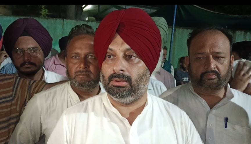 ਪੁਲਿਸ ਨੇ ਸਰਪੰਚ ਨੂੰ ਥਾਣੇ ਬੰਦ ਕਰਤਾ…..ਤੇ ਵਿਧਾਇਕ ਨੇ ਹਿੱਕ ਦੇ ਜ਼ੋਰ ‘ਤੇ ਕਢਵਾਇਆ ਬਾਹਰ….!