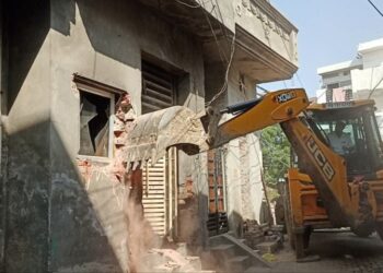 ਬਰਨਾਲਾ ਪੁਲਿਸ ਨੇ ਨਸ਼ਾ ਤਸਕਰ ਦੇ ਨਾਜਾਇਜ਼ ਉਸਾਰੇ ਘਰ ‘ਤੇ ਚਲਾਇਆ ਬੁਲਡੋਜ਼ਰ