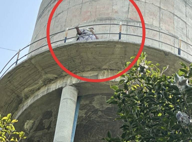 ਹਲਕਾ ਮਹਿਲ ਕਲਾਂ ਦੇ ਪਿੰਡ ਕਲਾਲਾ ‘ਚ 65 ਸਾਲ ਦੀ ਬਜ਼ੁਰਗ ਔਰਤ ਪਾਣੀ ਵਾਲੀ ਟੈਂਕੀ ‘ਤੇ ਚੜੀ