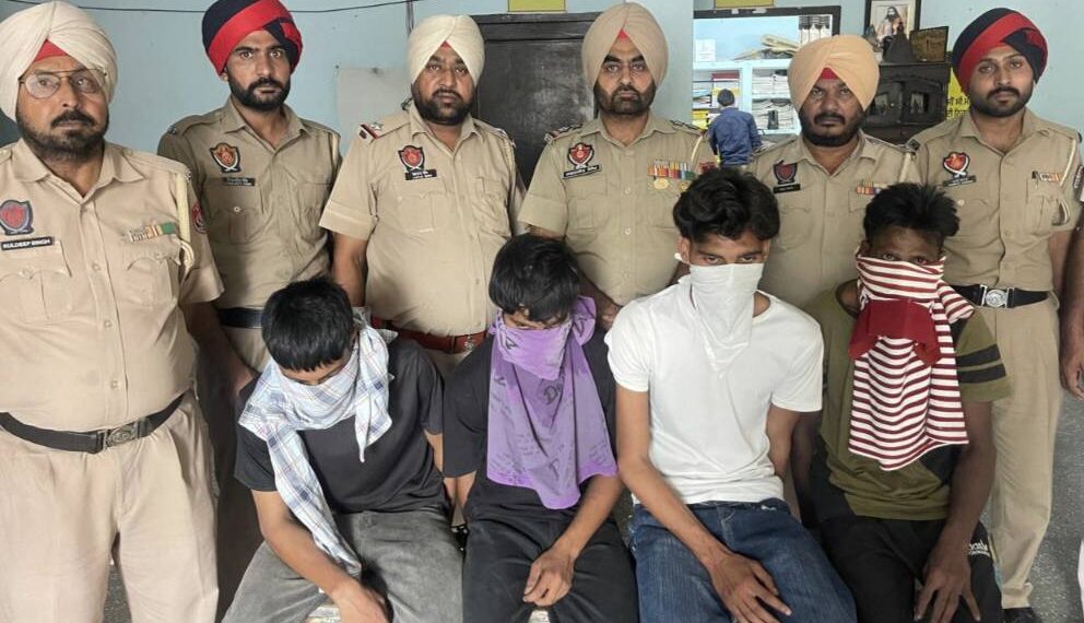 ਬਰਨਾਲਾ ਪੁਲਿਸ ਨੇ 4 ਲੁਟੇਰੇ ਕੀਤੇ ਕਾਬੂ….ਲੁੱਟ ਖੋਹ ਦਾ ਮੋਟਰਸਾਈਕਲ ਅਤੇ ਫੋਨ ਬਰਾਮਦ