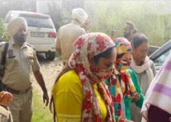 ਪੁਲਿਸ ਨੇ ਰੇਡ ਕਰਕੇ ਰੈਸਟੋਰੈਂਟ ‘ਚੋਂ ਇਤਰਾਜ਼ਯੋਗ ਸਥਿਤੀ ‘ਚ ਫੜੇ ਚਾਰ ਮੁੰਡੇ ਚਾਰ ਕੁੜੀਆਂ…।