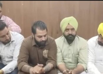 ਗਾਇਕ ਗੁਲਾਬ ਸਿੱਧੂ ਨੇ ਸਰਪੰਚਾਂ ਤੋਂ ਮੰਗ ਲਈ ਗਿੱਲੀ ਸੁੱਕੀ ਮਾਫ਼ੀ… ਉਵੇਂ ਜਿਵੇਂ ਚੱਲੇਗਾ ਡਾਊਨਲੋਡ ਕੀਤਾ ਗੀਤ…!