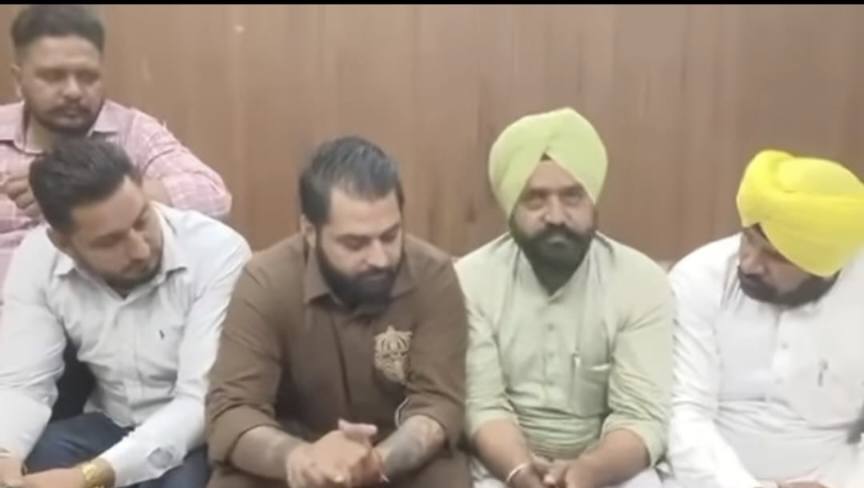 ਗਾਇਕ ਗੁਲਾਬ ਸਿੱਧੂ ਨੇ ਸਰਪੰਚਾਂ ਤੋਂ ਮੰਗ ਲਈ ਗਿੱਲੀ ਸੁੱਕੀ ਮਾਫ਼ੀ… ਉਵੇਂ ਜਿਵੇਂ ਚੱਲੇਗਾ ਡਾਊਨਲੋਡ ਕੀਤਾ ਗੀਤ…!