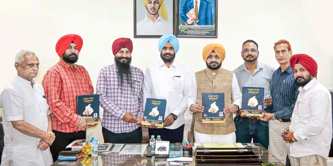 ਗੋਰਾ ਸੰਧੂ ਖੁਰਦ ਵੱਲੋਂ ਤਿਆਰ ਕੀਤੀ ‘ਮਾਲਵਾ ਸਰਪੰਚ ਡਾਇਰੈਕਟਰੀ’  ਪੰਚਾਇਤ ਮੰਤਰੀ ਸੌਂਦ ਨੇ ਕੀਤੀ ਲੋਕ ਅਰਪਣ