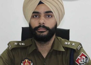 ਜ਼ਮੀਰ ਜਾਗਦੀ ਅਤੇ ਧੌਣ ਉੱਚੀ ਕਰਕੇ ਰੱਖਣ ਕਾਰਨ ਹੀ ਨੌਜਵਾਨ SSP ਮਨਿੰਦਰ ਸਿੰਘ ਨੂੰ ਕੀਤਾ ਗਿਆ ਮੁਅੱਤਲ