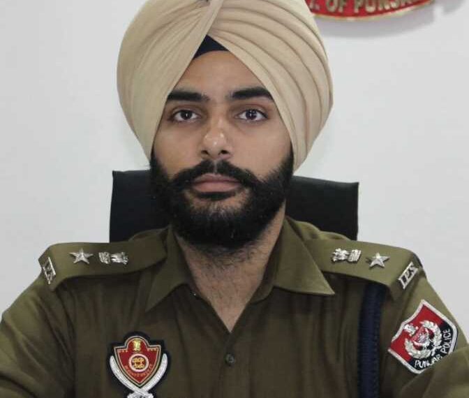 ਜ਼ਮੀਰ ਜਾਗਦੀ ਅਤੇ ਧੌਣ ਉੱਚੀ ਕਰਕੇ ਰੱਖਣ ਕਾਰਨ ਹੀ ਨੌਜਵਾਨ SSP ਮਨਿੰਦਰ ਸਿੰਘ ਨੂੰ ਕੀਤਾ ਗਿਆ ਮੁਅੱਤਲ