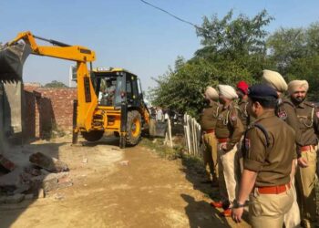 16 ਮੁਕੱਦਮੇ ਦਰਜ….ਤਸਕਰ ਦੇ ਘਰ ‘ਤੇ ਫੇਰਿਆ ਬੁਲਡੋਜ਼ਰ