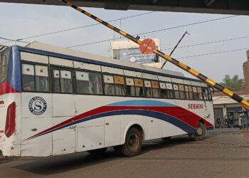 ਇਹਦੇ ਲਈ ਜ਼ਿੰਮੇਵਾਰ ਕੌਣ ਆਂ…ਚੋਣ ਅਮਲੇ ਨੂੰ ਲੈਣ ਆਈ ਬੱਸ ਐਸਡੀ ਕਾਲਜ ਨੇੜੇ ਫਾਟਕਾਂ ‘ਤੇ ਫਸਗੀ