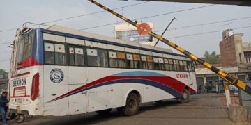 ਇਹਦੇ ਲਈ ਜ਼ਿੰਮੇਵਾਰ ਕੌਣ ਆਂ…ਚੋਣ ਅਮਲੇ ਨੂੰ ਲੈਣ ਆਈ ਬੱਸ ਐਸਡੀ ਕਾਲਜ ਨੇੜੇ ਫਾਟਕਾਂ ‘ਤੇ ਫਸਗੀ