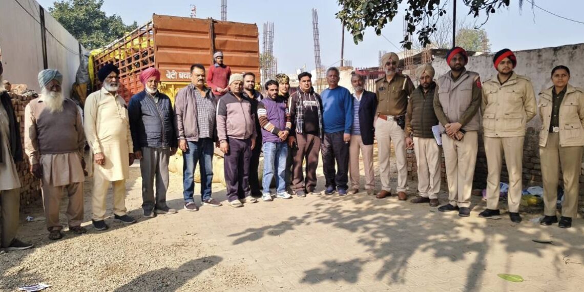 ਮਹਿਲ ਕਲਾਂ ਪੁਲਿਸ ਦੀ ਮਦਦ ਨਾਲ ਗਊ ਪ੍ਰੇਮੀਆਂ ਨੇ ਗਾਵਾਂ ਨਾਲ ਭਰਿਆ ਟਰੱਕ ਫੜਿਆ