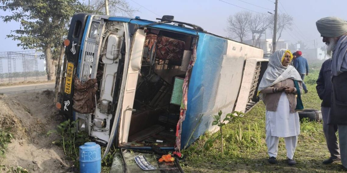 ਸਵਾਰੀਆਂ ਨਾਲ ਭਰੀ ਮਿੰਨੀ ਬੱਸ ਪਲਟੀ, ਕਈ ਸਵਾਰੀਆਂ ਗੰਭੀਰ ਜ਼ਖਮੀ