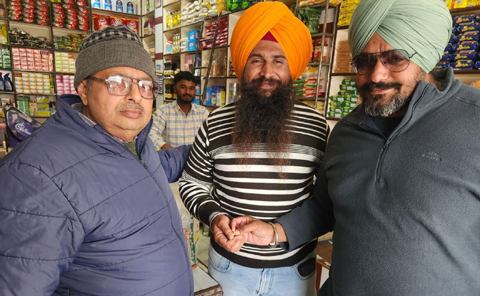 ਇਮਾਨਦਾਰੀ ਦੀ ਮਿਸਾਲ…ਸੜਕ ਤੋਂ ਲੱਭਿਆ ਸੋਨੇ ਦਾ ਟੋਪਸ ਮਾਲਕ ਨੂੰ ਕੀਤਾ ਵਾਪਸ