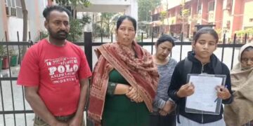 ਅੱਠਵੀਂ ਦੀ ਪ੍ਰੀਖਿਆ ਦੇਣ ਤੋਂ ਵਾਂਝੀ ਰਹੀ ਵਿਦਿਆਰਥਣ ਮਾਪਿਆਂ ਸਮੇਤ DC ਦਫ਼ਤਰ ਅੱਗੇ ਧਰਨੇ ‘ਤੇ ਬੈਠੀ….!