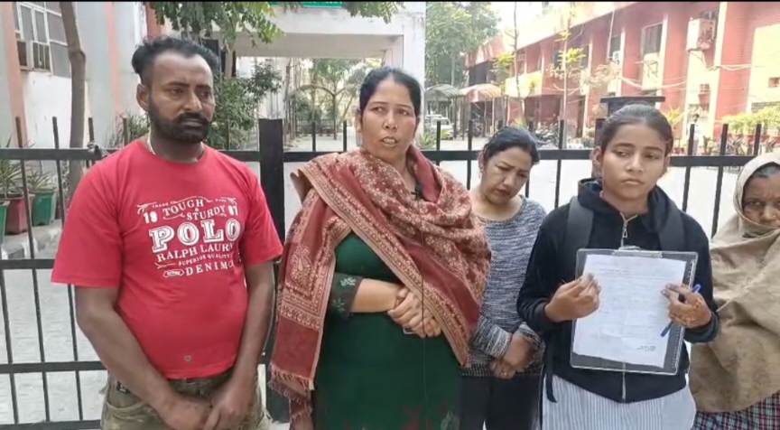 ਅੱਠਵੀਂ ਦੀ ਪ੍ਰੀਖਿਆ ਦੇਣ ਤੋਂ ਵਾਂਝੀ ਰਹੀ ਵਿਦਿਆਰਥਣ ਮਾਪਿਆਂ ਸਮੇਤ DC ਦਫ਼ਤਰ ਅੱਗੇ ਧਰਨੇ ‘ਤੇ ਬੈਠੀ….!