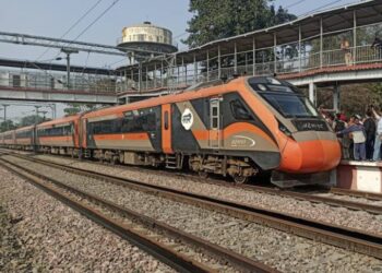 ਬੋਲ ਪੰਡੋਰੀ ਦੇ…ਯੇਹ ਪਬਲਿਕ ਹੈ,ਸਭ ਜਾਨਤੀ ਹੈ…ਕਿ ਵੰਦੇ ਭਾਰਤ ਬਰਨਾਲੇ ਦੇ ਟੇਸ਼ਨ ‘ਤੇ ਕਿਵੇਂ ਰੁਕੀ….!