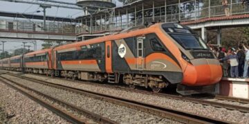 ਬੋਲ ਪੰਡੋਰੀ ਦੇ…ਯੇਹ ਪਬਲਿਕ ਹੈ,ਸਭ ਜਾਨਤੀ ਹੈ…ਕਿ ਵੰਦੇ ਭਾਰਤ ਬਰਨਾਲੇ ਦੇ ਟੇਸ਼ਨ ‘ਤੇ ਕਿਵੇਂ ਰੁਕੀ….!