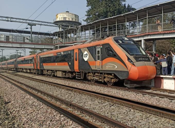 ਬੋਲ ਪੰਡੋਰੀ ਦੇ…ਯੇਹ ਪਬਲਿਕ ਹੈ,ਸਭ ਜਾਨਤੀ ਹੈ…ਕਿ ਵੰਦੇ ਭਾਰਤ ਬਰਨਾਲੇ ਦੇ ਟੇਸ਼ਨ ‘ਤੇ ਕਿਵੇਂ ਰੁਕੀ….!