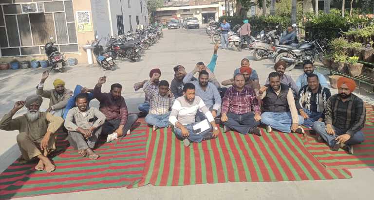 ਬਰਨਾਲੇ ਦੇ ਠੇਕੇਦਾਰ ਕਹਿੰਦੇ….ਜੇ ਸਾਡੇ ਪੈਸੇ ਸਾਨੂੰ ਨਹੀਂ ਮਿਲਦੇ ਤਾਂ ਪੈਸੇ ਜਾਂਦੇ ਕਿੱਥੇ ਨੇ…!