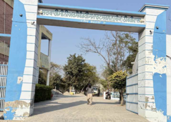 ਠੀਕਰੀਵਾਲਾ ਕੰਨਿਆ ਸਕੂਲ ਦੇ ਪ੍ਰਿੰਸੀਪਲ ‘ਤੇ ਲੱਗੇ ਗੰਭੀਰ ਦੋਸ਼…ਪਿੰਡ ਵਾਸੀਆਂ ਨੇ ਡੀਸੀ ਨੂੰ ਦਿੱਤੀ ਸ਼ਿਕਾਇਤ