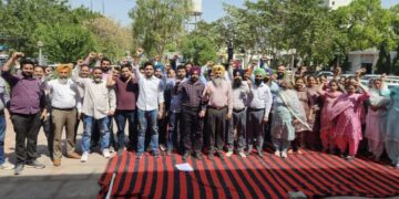 ਪੰਜਾਬ ਦੇ ਸਾਰੇ ਮੁਲਾਜ਼ਮਾਂ ਦੀ ਹੜ੍ਹਤਾਲ…SHO ਖ਼ਿਲਾਫ਼ ਸਖ਼ਤ ਧਰਾਵਾਂ ਤਹਿਤ ਮੁਕੱਦਮਾ ਦਰਜ ਕਰਨ ਦੀ ਮੰਗ