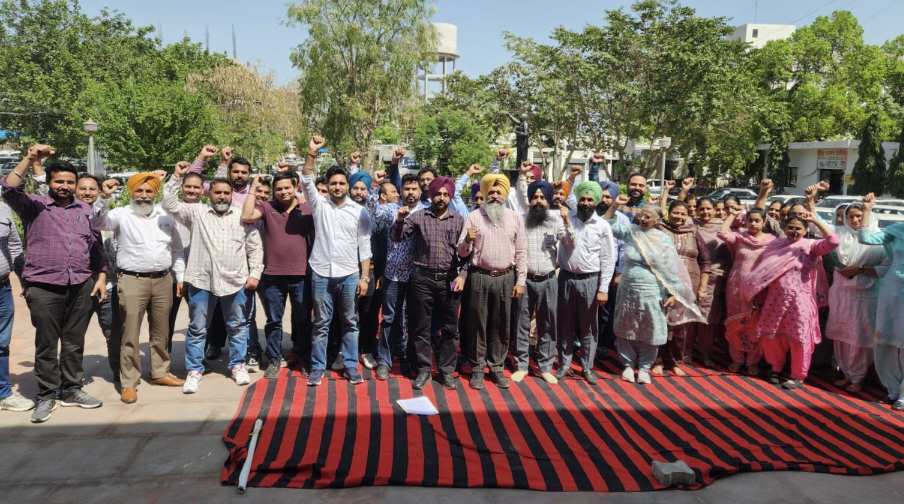 ਪੰਜਾਬ ਦੇ ਸਾਰੇ ਮੁਲਾਜ਼ਮਾਂ ਦੀ ਹੜ੍ਹਤਾਲ…SHO ਖ਼ਿਲਾਫ਼ ਸਖ਼ਤ ਧਰਾਵਾਂ ਤਹਿਤ ਮੁਕੱਦਮਾ ਦਰਜ ਕਰਨ ਦੀ ਮੰਗ