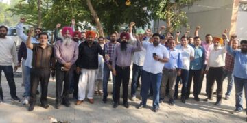 ਮੁਅੱਤਲ SHO ਨਰੇਸ਼ ਕੁਮਾਰ ‘ਤੇ FIR ਦਰਜ ਹੋਣ ਤੱਕ ਸੰਘਰਸ਼ ਜਾਰੀ ਰਹੇਗਾ-DC ਦਫ਼ਤਰ ਕਰਮਚਾਰੀ ਯੂਨੀਅਨ
