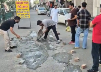 …ਜਦੋਂ ਨਾ ਬਹੁੜੀ ਸਰਕਾਰ…ਤਾਂ ਮੈਦਾਨ ‘ਚ ਆਏ ਦੁਕਾਨਦਾਰ… ਆਪਣੇ ਖਰਚੇ ‘ਤੇ ਭਰੇ ਸੜਕਾਂ ਤੇ ਟੋਏ