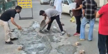 …ਜਦੋਂ ਨਾ ਬਹੁੜੀ ਸਰਕਾਰ…ਤਾਂ ਮੈਦਾਨ ‘ਚ ਆਏ ਦੁਕਾਨਦਾਰ… ਆਪਣੇ ਖਰਚੇ ‘ਤੇ ਭਰੇ ਸੜਕਾਂ ਤੇ ਟੋਏ