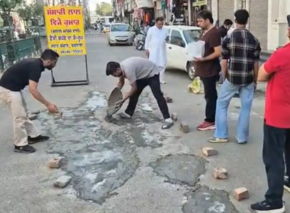 …ਜਦੋਂ ਨਾ ਬਹੁੜੀ ਸਰਕਾਰ…ਤਾਂ ਮੈਦਾਨ ‘ਚ ਆਏ ਦੁਕਾਨਦਾਰ… ਆਪਣੇ ਖਰਚੇ ‘ਤੇ ਭਰੇ ਸੜਕਾਂ ਤੇ ਟੋਏ