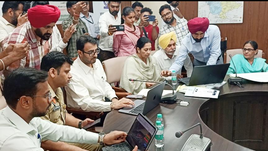 ਬਰਨਾਲਾ ਦੇ DC, SSP ਨੇ ਆਪਣੇ ਵੇਰਵੇ ਦਰਜ ਕਰਕੇ ਸਵੈ ਜਨਗਨਣਾ ਦੀ ਕੀਤੀ ਸ਼ੁਰੂਆਤ