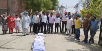 ਬਿਜਲੀ ਮੁਲਾਜ਼ਮਾਂ ਨੇ ਸਾੜੀ ਬਿਜਲੀ ਮੰਤਰੀ ਦੀ ਅਰਥੀ… ਸਰਕਾਰ ਦੇ ਅੜੀਅਲ ਵਤੀਰੇ ਦੀ ਨਿੰਦਾ