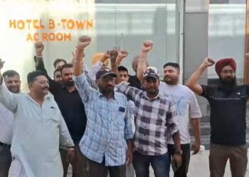 ਮਰਦੀ ਨੇ ਅੱਕ ਚੱਬਿਆ…ਹੋਟਲ ਦੇ ਖ਼ਿਲਾਫ਼ ਲੋਕਾਂ ਨੇ ਚੁੱਕ ਲਿਆ ਝੰਡਾ, ਪੁਲਿਸ ਨੇ ਕੀਤੀ ਰੇਡ…ਤੇ ਫੜੇ ਗਏ ਮੁੰਡੇ ਕੁੜੀਆਂ