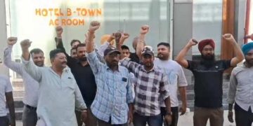ਮਰਦੀ ਨੇ ਅੱਕ ਚੱਬਿਆ…ਹੋਟਲ ਦੇ ਖ਼ਿਲਾਫ਼ ਲੋਕਾਂ ਨੇ ਚੁੱਕ ਲਿਆ ਝੰਡਾ, ਪੁਲਿਸ ਨੇ ਕੀਤੀ ਰੇਡ…ਤੇ ਫੜੇ ਗਏ ਮੁੰਡੇ ਕੁੜੀਆਂ