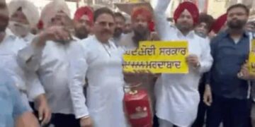 ਗੈਸ ਸਿਲੰਡਰ ਦੀਆਂ ਕੀਮਤਾਂ ‘ਚ ਵਾਧੇ ਖ਼ਿਲਾਫ਼ aap ਦਾ ਵਿਰੋਧ ਪ੍ਰਦਰਸ਼ਨ