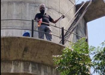 ਹਲਕਾ ਮਹਿਲਕਲਾਂ ਦੇ ਪਿੰਡ ਕਲਾਲਮਾਜਰਾ ਦਾ ਸਰਪੰਚ ਪਾਣੀ ਵਾਲੀ ਟੈਂਕੀ ‘ਤੇ ਚੜਿਆ… ਵਿਧਾਇਕ ‘ਤੇ ਲਾਏ ਧੱਕੇਸ਼ਾਹੀ ਦੇ ਦੋਸ਼