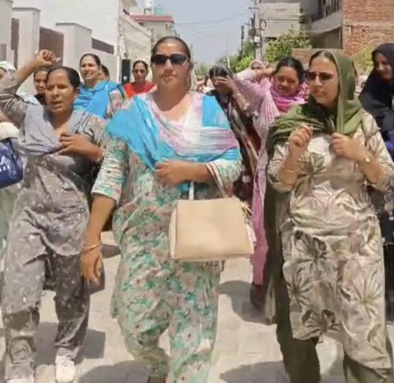 …ਜਿਹੜਾ ਸਮਾਨ ਅਸੀਂ ਖਰੀਦਿਆ ਹੀ ਨਹੀਂ ਉਹਦੇ ਬਿੱਲਾਂ ‘ਤੇ ਦਸਤਖ਼ਤ ਕਿਉਂ ਕਰੀਏ…ਆਂਗਣਵਾੜੀ ਵਰਕਰਾਂ ਦੀ ਜ਼ਿਲ੍ਹਾ ਪ੍ਰਸ਼ਾਸਨ ਨੂੰ ਦੋ ਟੁੱਕ ਨਾਂਹ