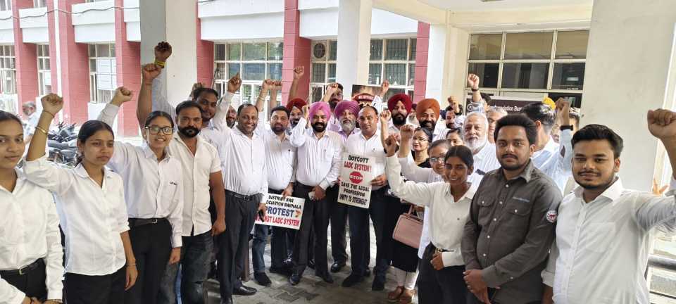 ਬਰਨਾਲਾ ਅਦਾਲਤਾਂ ‘ਚ ਨਹੀਂ ਹੋਵੇਗਾ ਕੋਈ ਕੰਮ…ਵਕੀਲਾਂ ਨੇ ਕੀਤੀ ਮੁਕੰਮਲ ਹੜ੍ਹਤਾਲ
