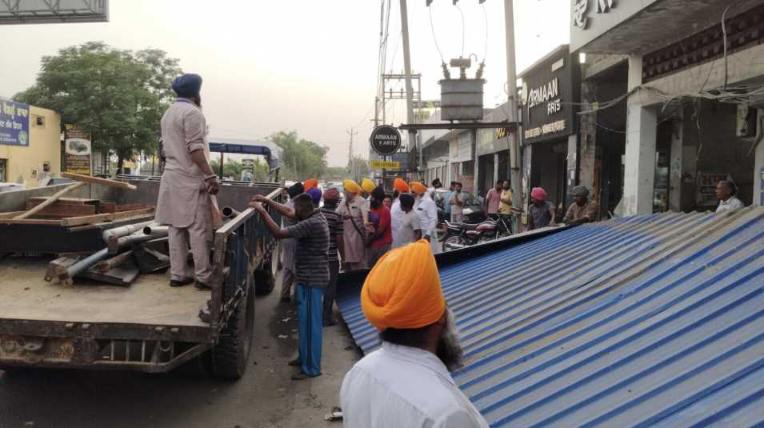 ਬਰਨਾਲਾ ‘ਚ ਸ਼੍ਰੋਮਣੀ ਕਮੇਟੀ ਦਾ ਦੁਕਾਨਾਂ ਅੱਗੇ ਨਾਜਾਇਜ਼ ਕਬਜ਼ਿਆਂ ਖ਼ਿਲਾਫ਼ ਐਕਸ਼ਨ