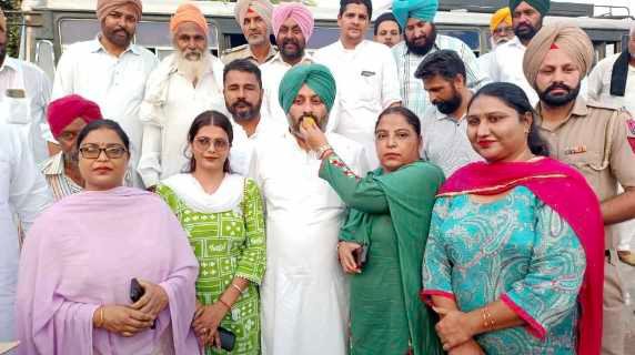 MP vs MLA….ਮੀਤ ਹੇਅਰ ਦੇ “ਪਿਓ ਦੇ ਪੁੱਤ” ਵਾਲੇ ਬਿਆਨ ‘ਤੇ ਕਾਲਾ ਢਿੱਲੋਂ ਦਾ ਕਰਾਰਾ ਜਵਾਬ…!